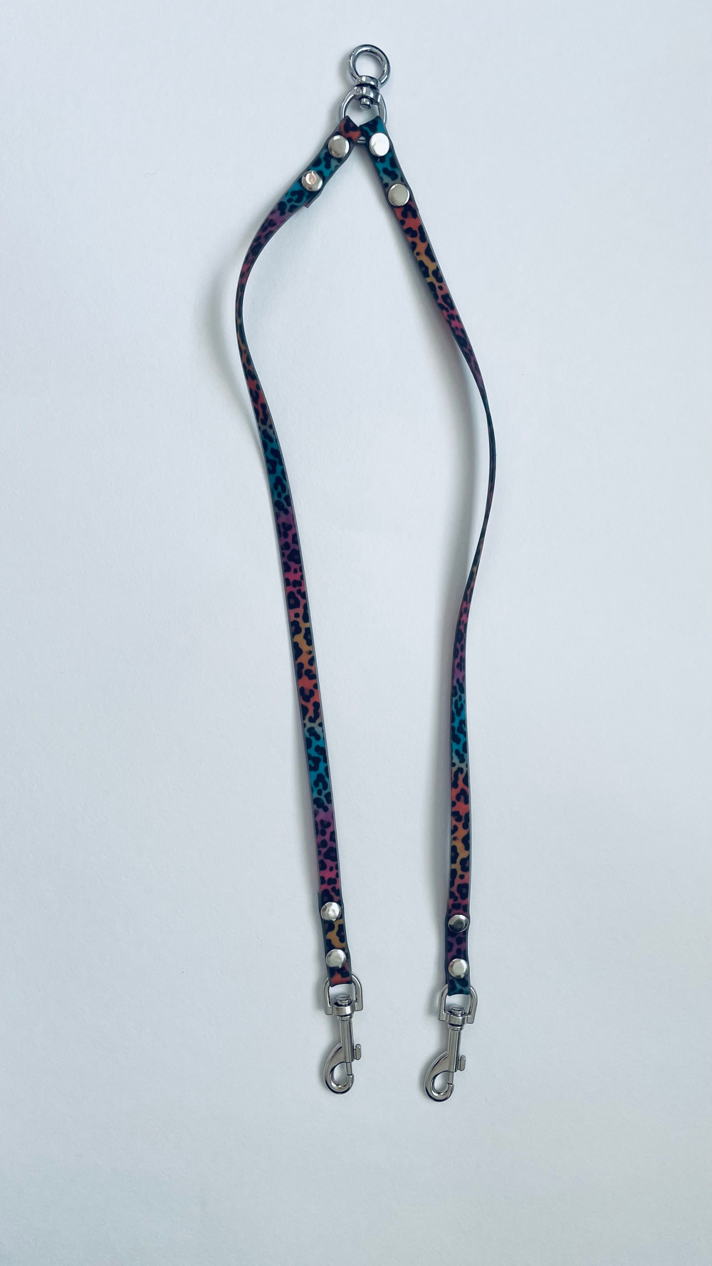 Сворка для мелких пород из Биотана на вертлюге , 10 мм, 50 см лелпард цветной