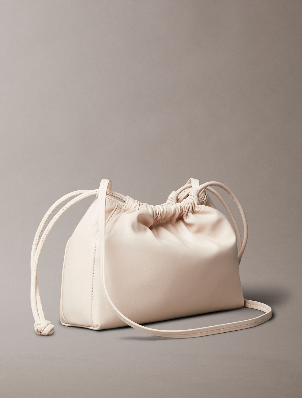 Сумка Calvin Klein Drawstring Crossbody Bag Hushed Pink