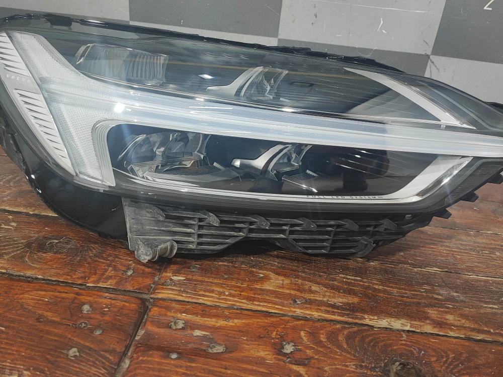 Фара правая LED Volvo XC60 2 17-21 Б/У Оригинал 31656555