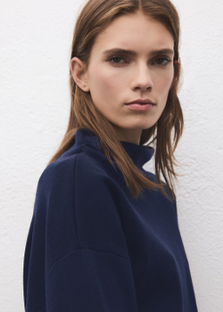 Джемпер с высоким воротом и сборкой