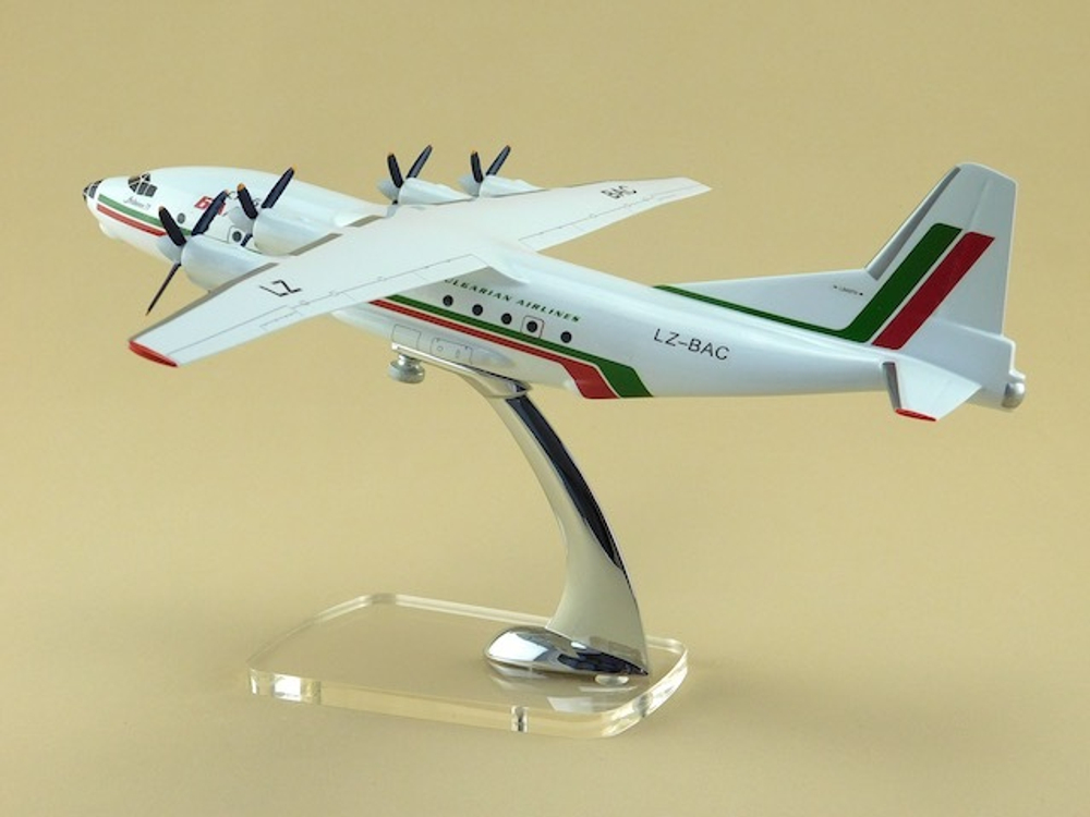 Модель самолета Ан-12 (М1:100, Balkan)