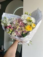 Букет сборный из гортензии, ромашки, кустовых пионовидных роз и лизиантуса