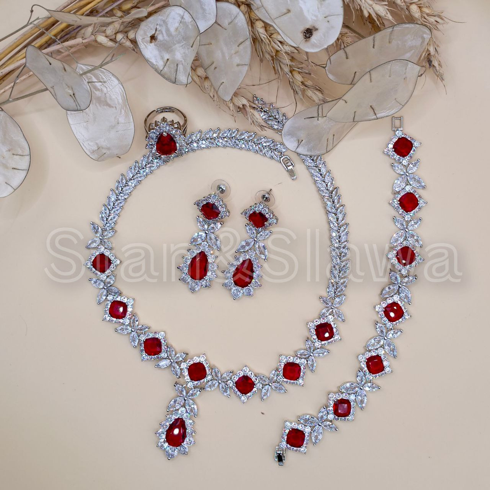 Набор ювелирных украшений из четырех предметов.