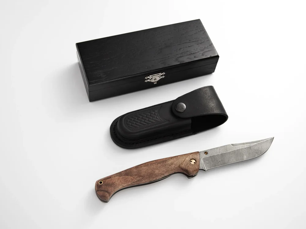 Складной нож "Тайга", дамасская сталь, рукоять орех