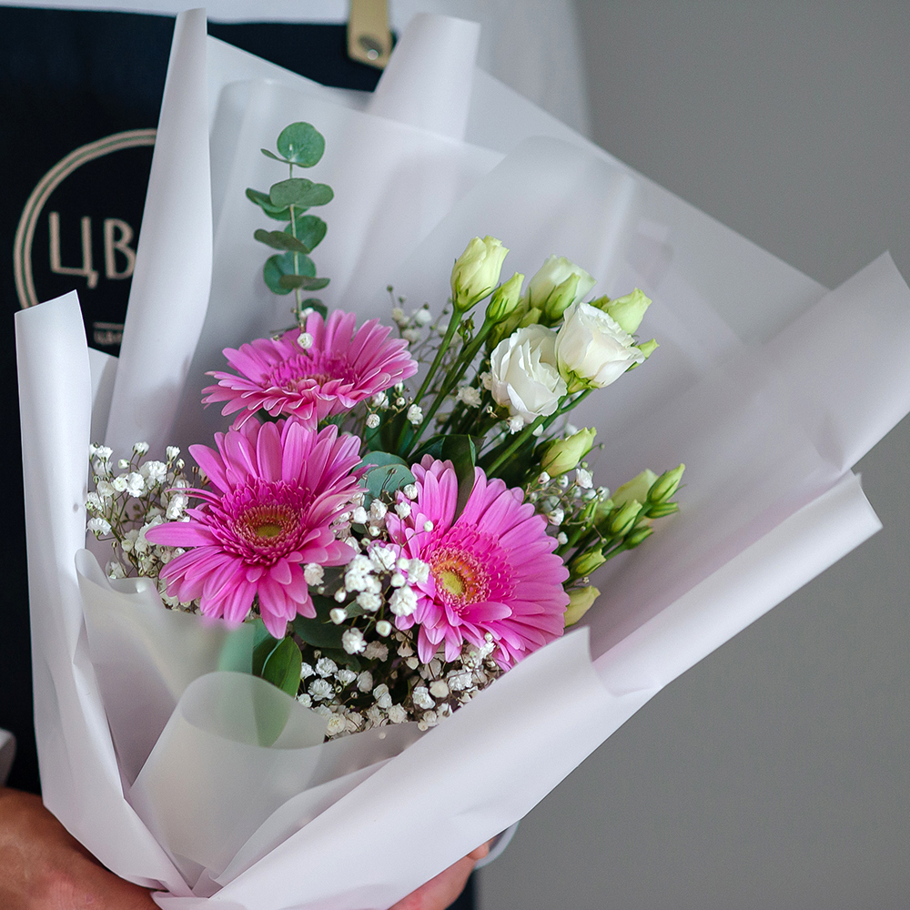 Сборный букет с розовыми герберами