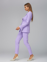 Женский сиреневый костюм двойка с приталенным жакетом