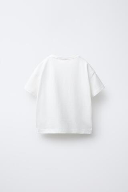 ZARA БАЗОВАЯ ФУТБОЛКА С ВЫШИТЫМ СЕРДЦЕМ, БЕЛЫЙ