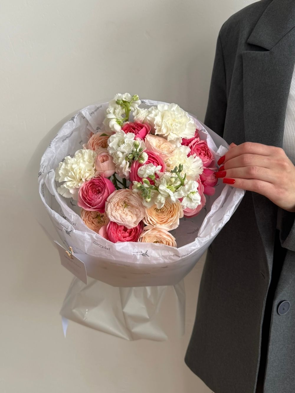 Букет из кустовых пионовидных роз, маттиолы и диантусов