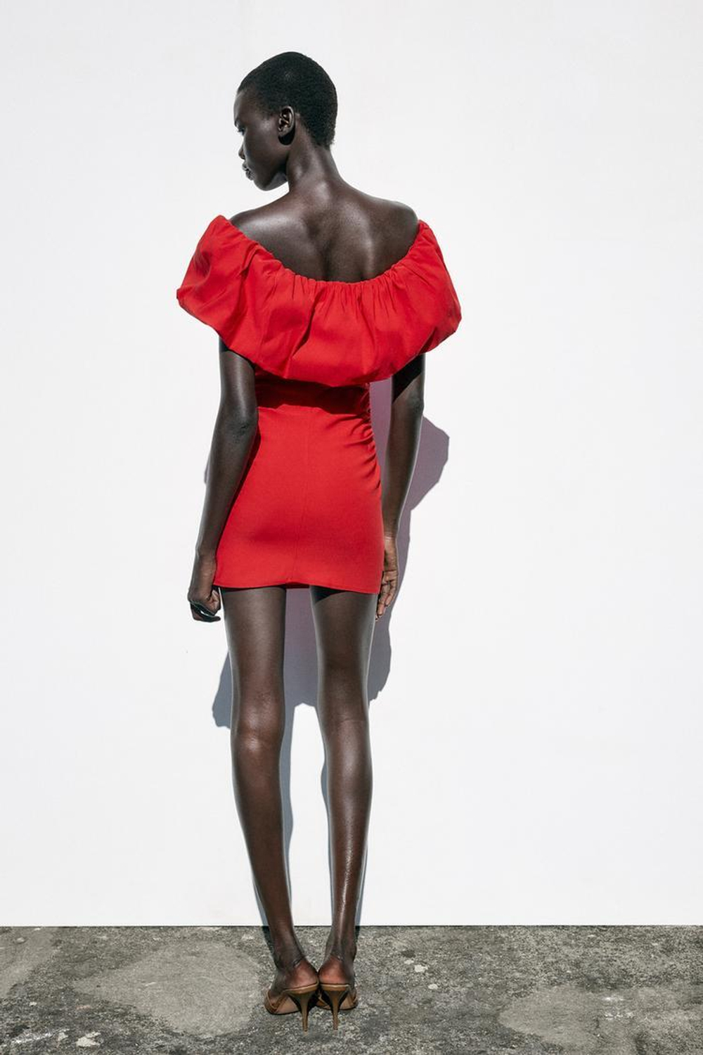 ZARА МИНИ-ПЛАТЬЕ С ВОЛАНОМ, КРАСНЫЙ