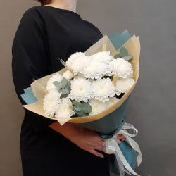 Букет из кустовых хризантем в синей упаковке