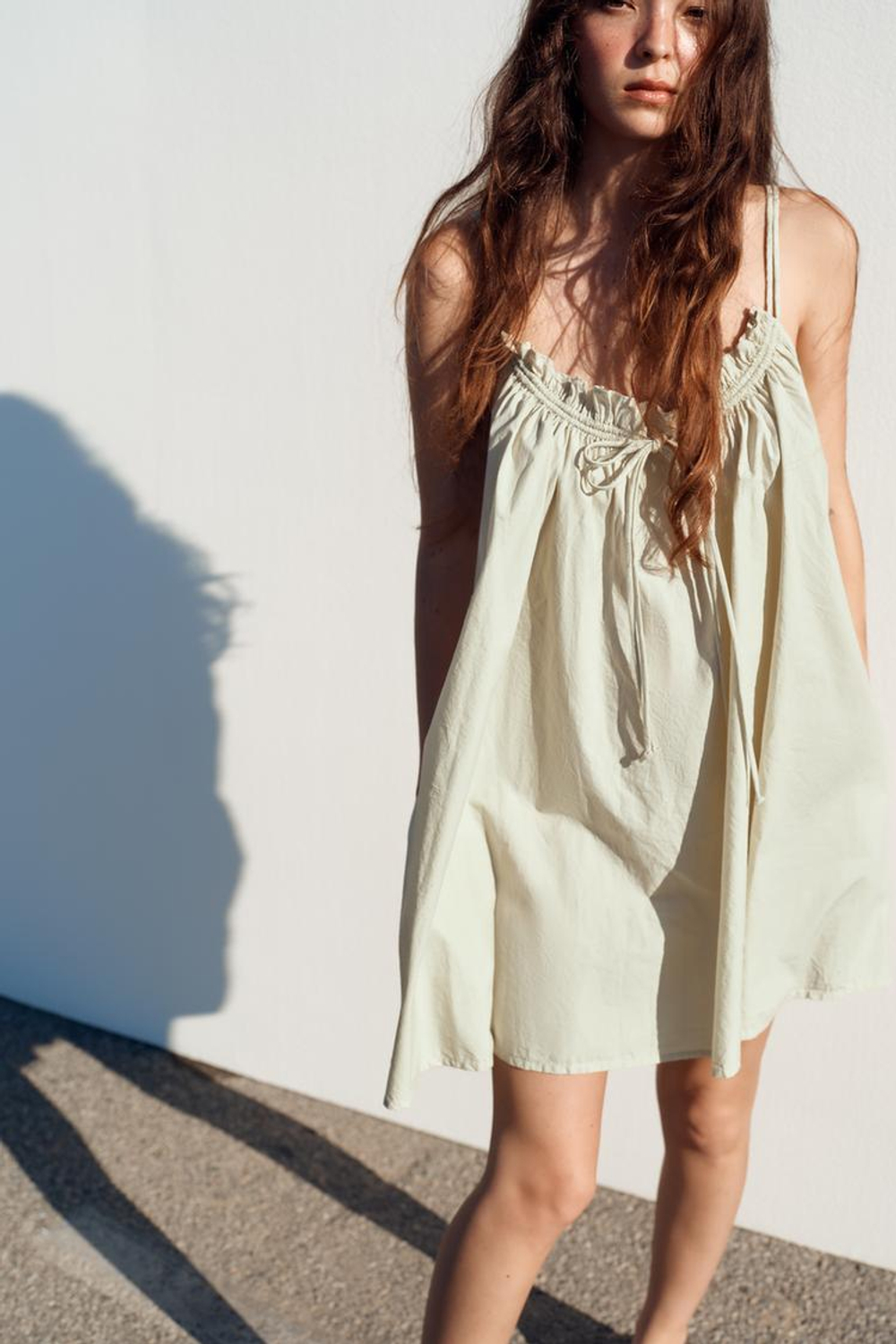 ZARA МИНИ-ПЛАТЬЕ ИЗ ПОПЛИНА НА БРЕТЕЛЯХ, СВЕТЛО-ЗЕЛЕНЫЙ