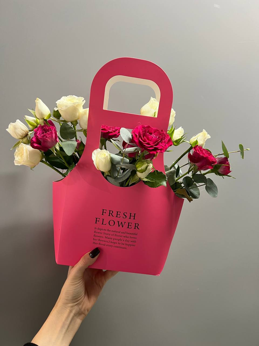 Композиция из кустовой розы микс Сноу Блоссомс и Черри Блоссомс с эвкалиптом