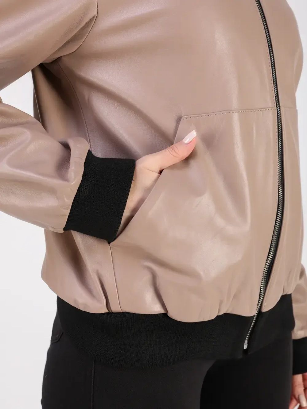 Кожаная куртка демисезонная с капюшоном