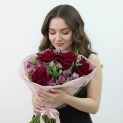 Букет из 5 роз и 8 альстромерий в упаковке