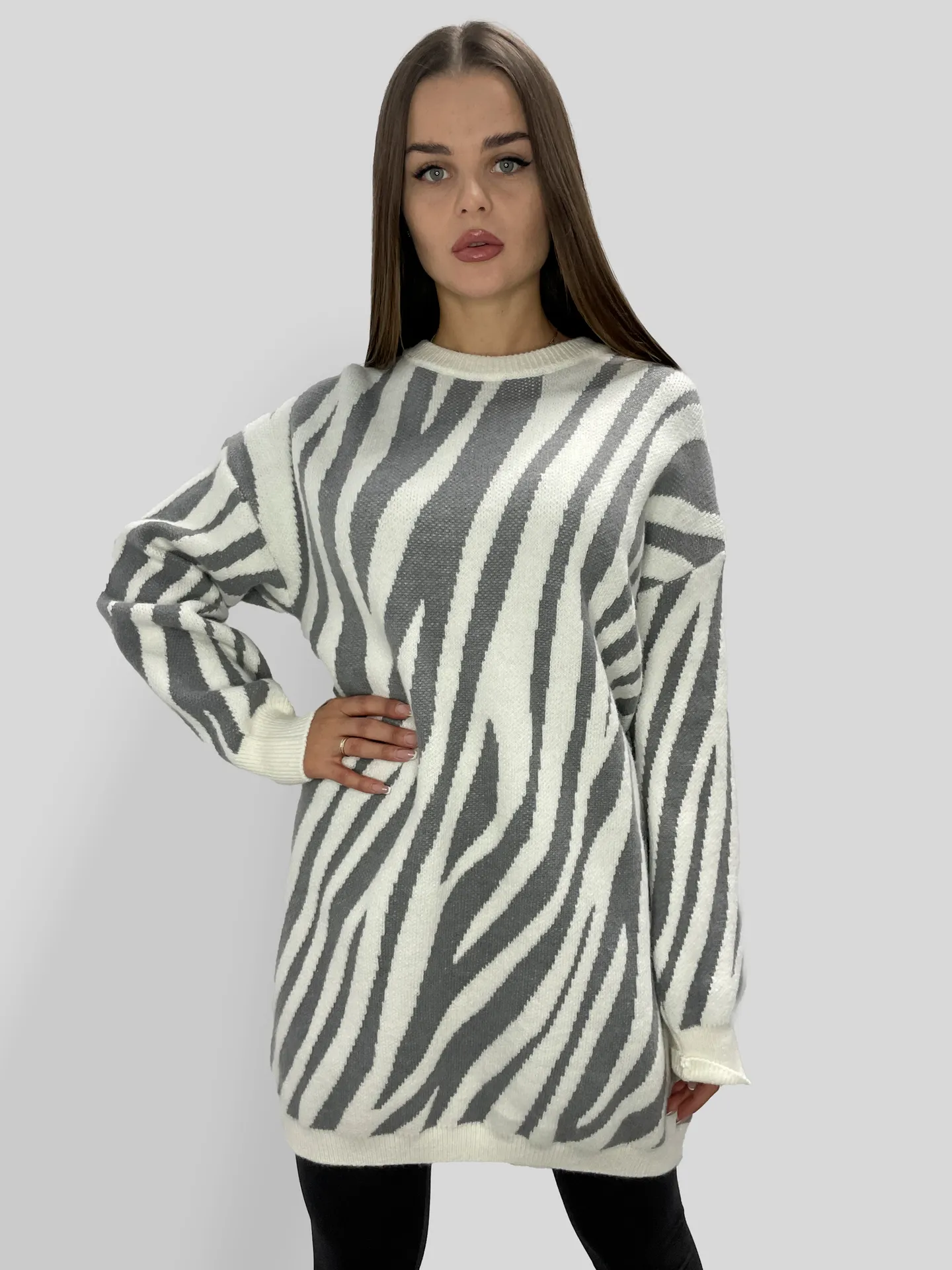 Свитер-платье Yixuan 520 удлиненное с крупным принтом зебры\Серый Nadya