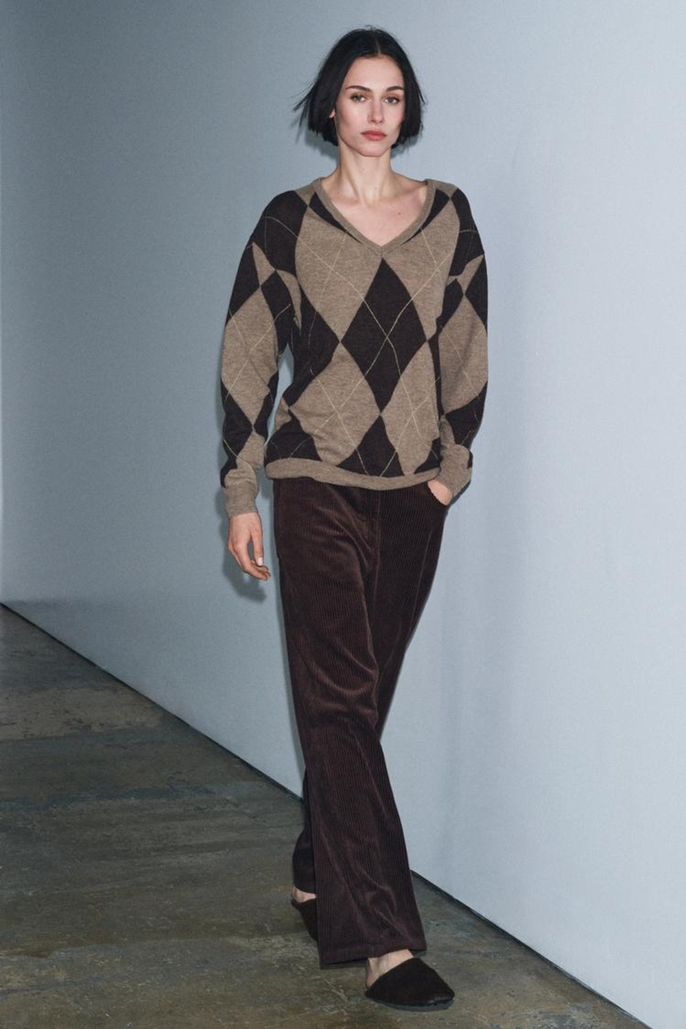 ZARA СВИТЕР ИЗ 100% ШЕРСТИ С УЗОРОМ «РОМБЫ», СЕРОВАТО-КОРИЧНЕВЫЙ