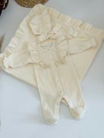 Комбинезон и чепчик