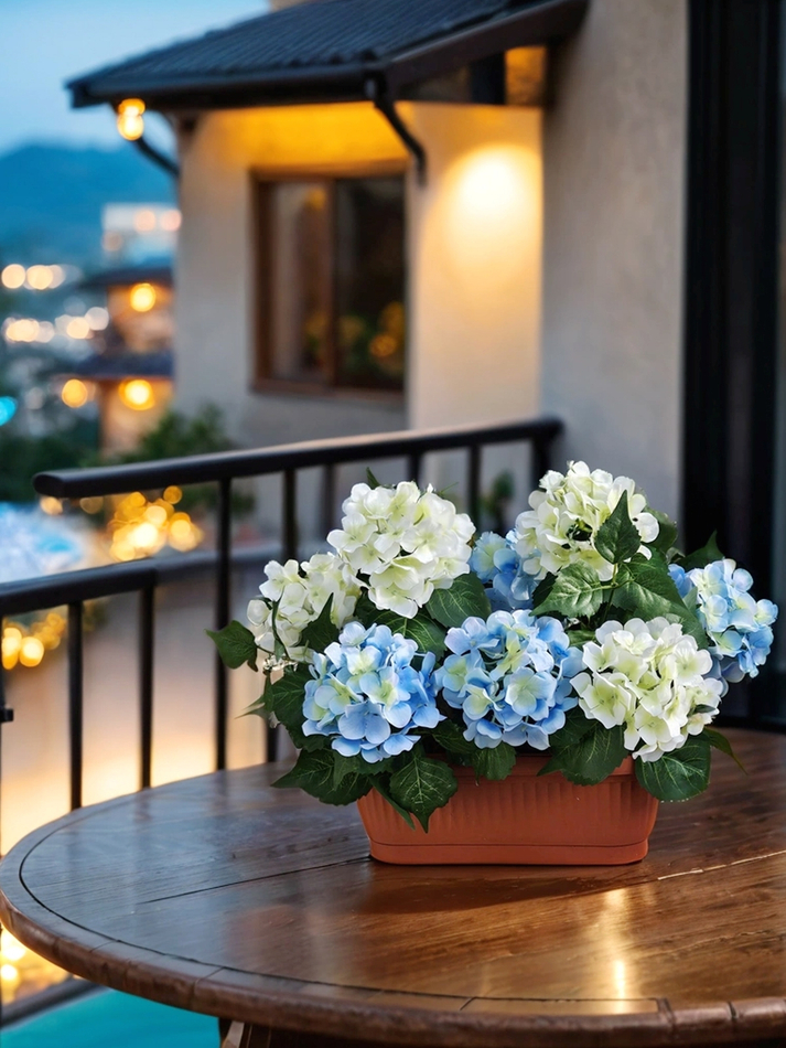 Искусственные цветы Гортензия бело-голубая 40см в балконном ящике