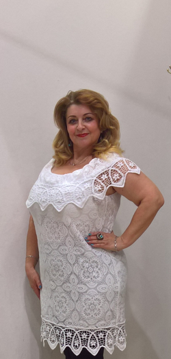 Белое нарядное платье-туника с ажурным шитьем