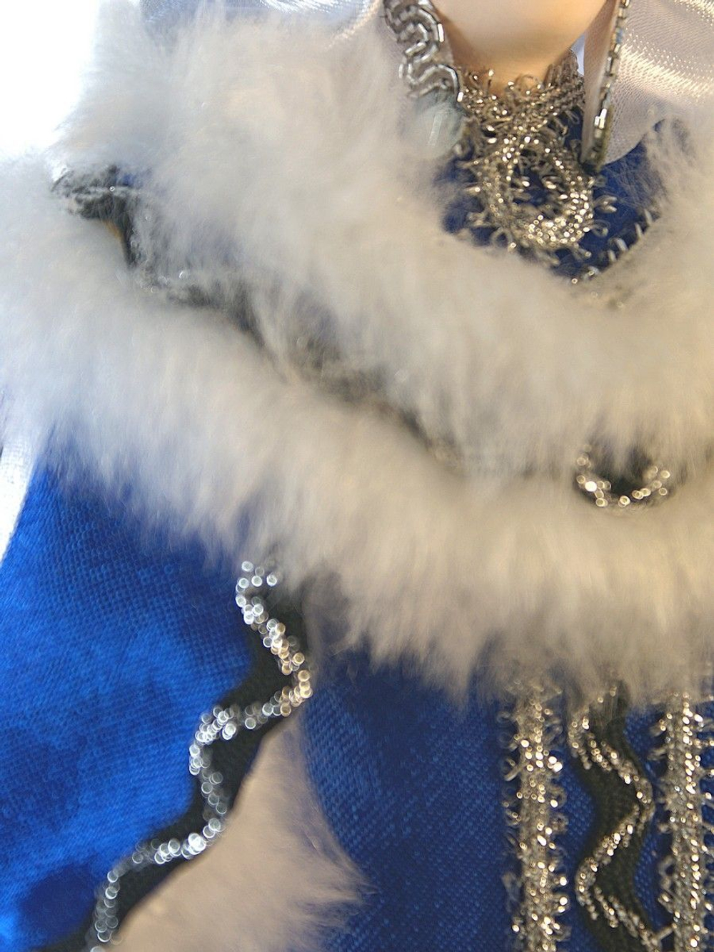 Фарфоровая кукла Боярыня в традиционном зимнем костюме