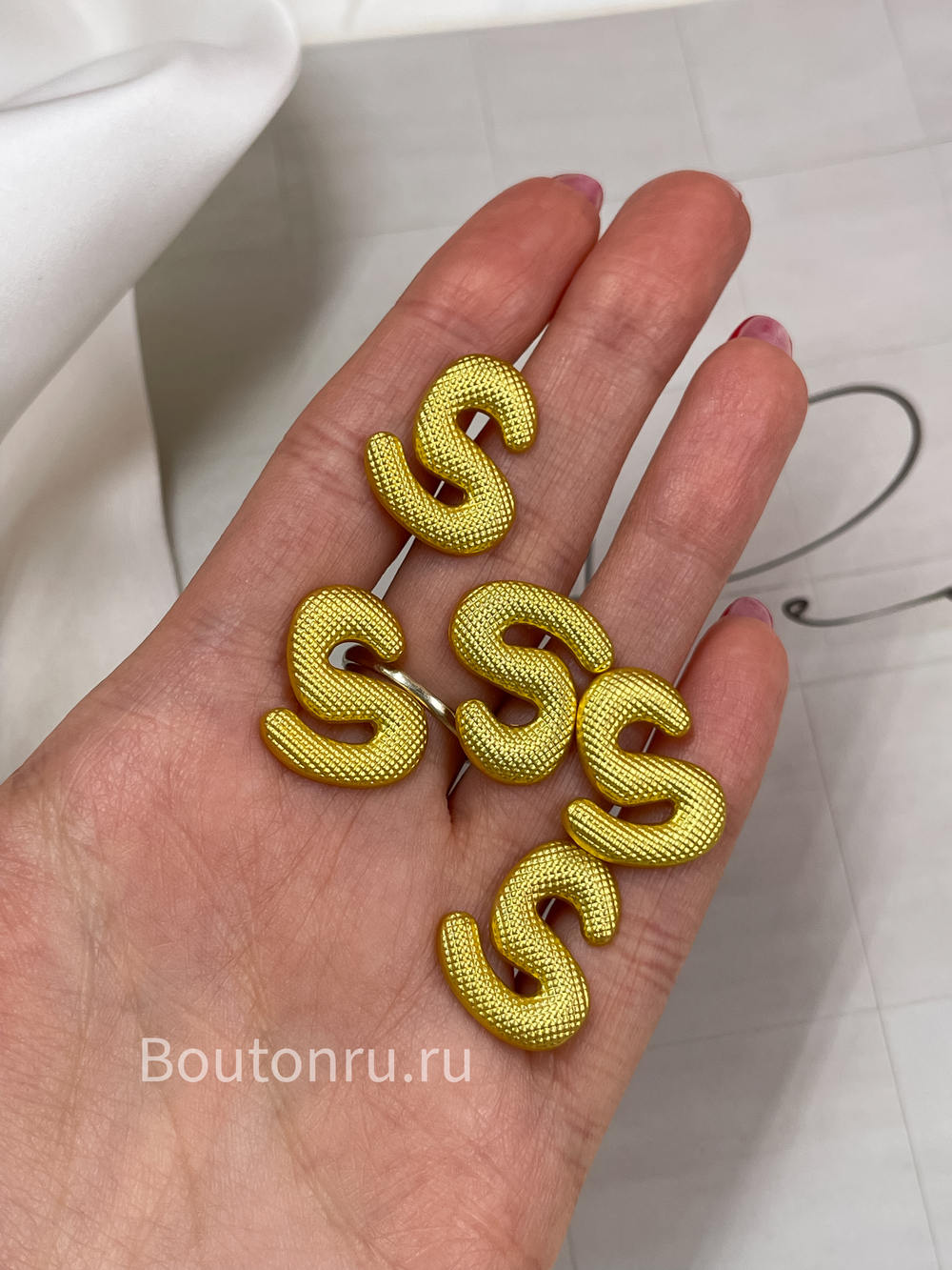 Пуговицы Скиапар. золотистые рельефные  "S"