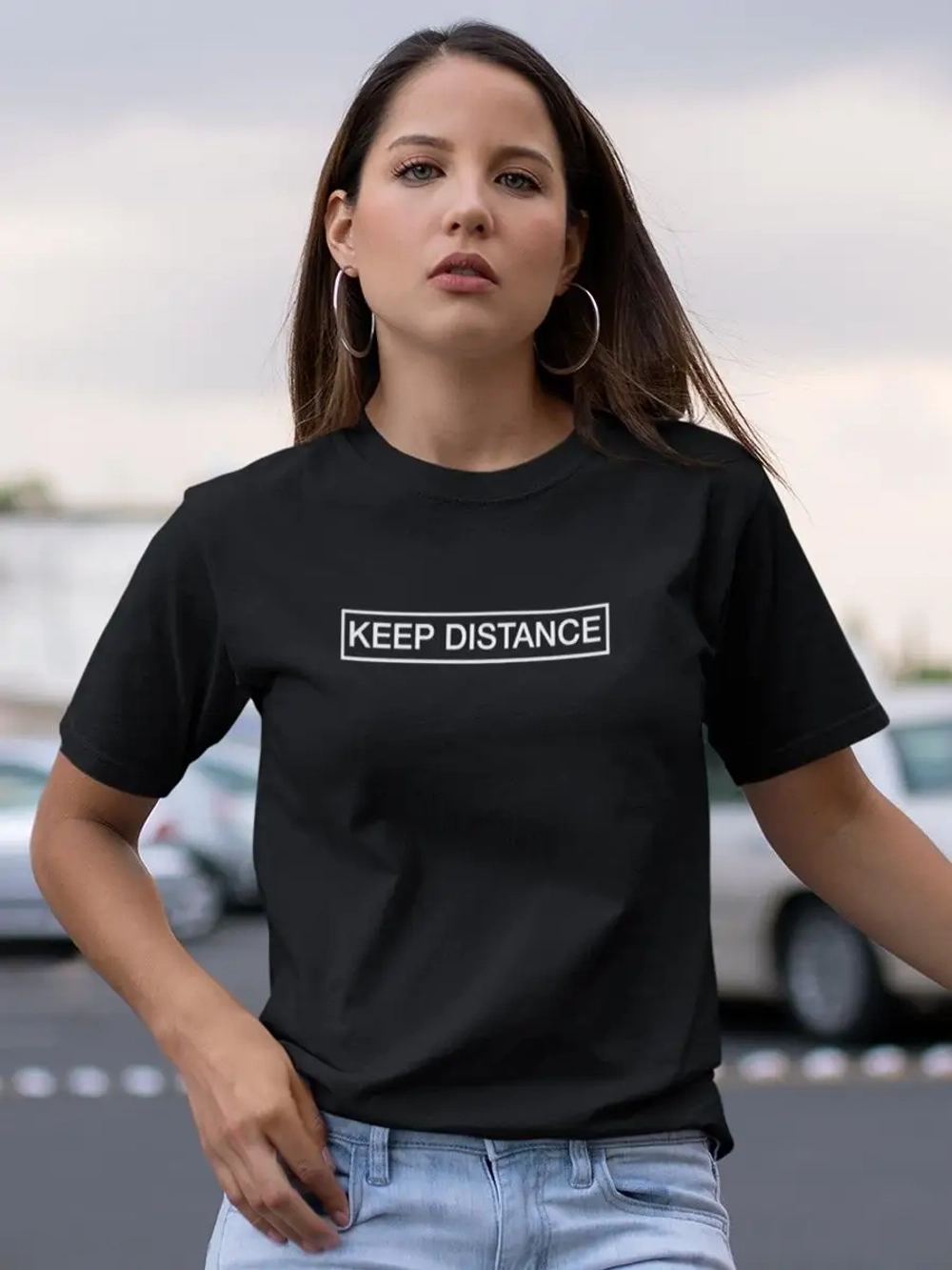 Футболка с надписью Keep Distance