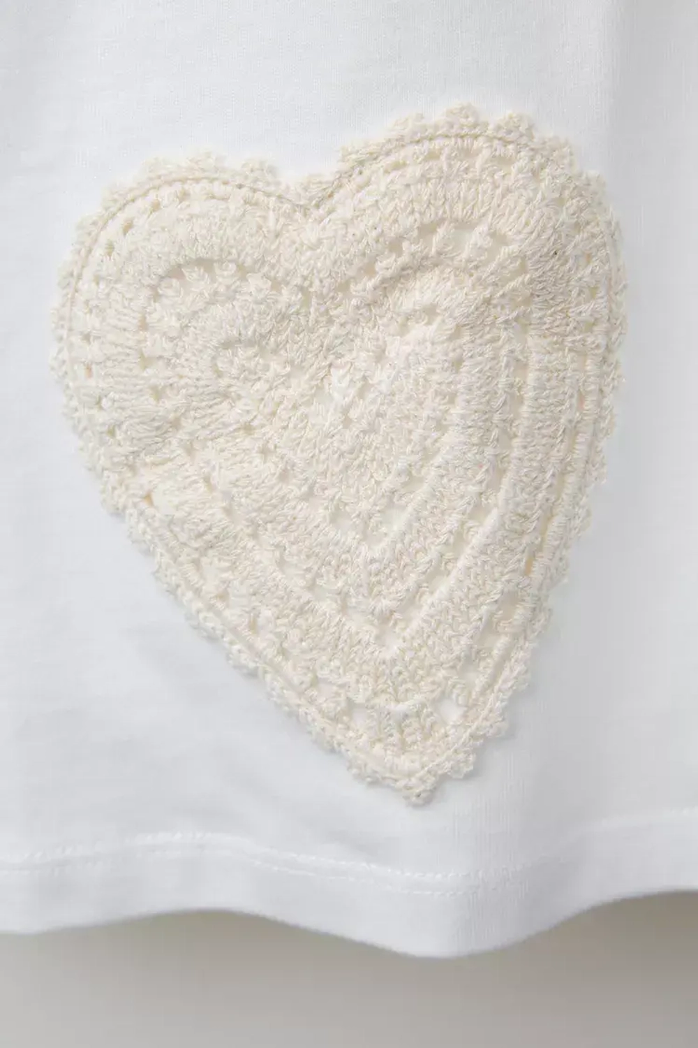 ZARA ФУТБОЛКА ИЗ КРУЖЕВА КРОШЕ «СЕРДЕЧКИ», ЖЕЛТОВАТО-БЕЛЫЙ