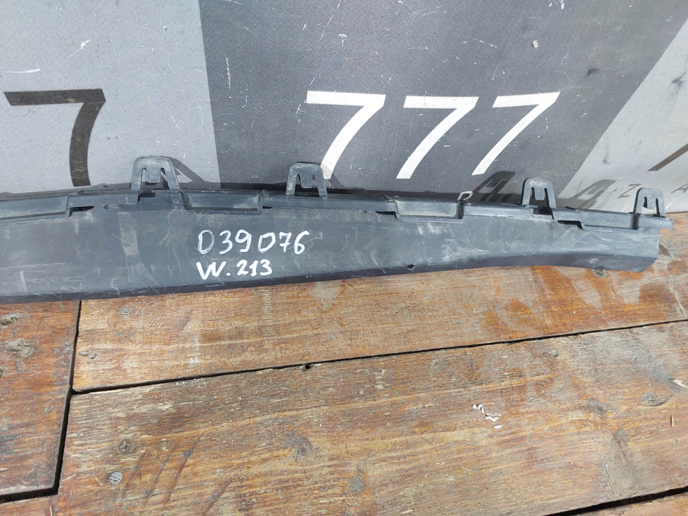 Накладка переднего бампера Mercedes E (W213) 20-нв Б/У Оригинал A2138851707