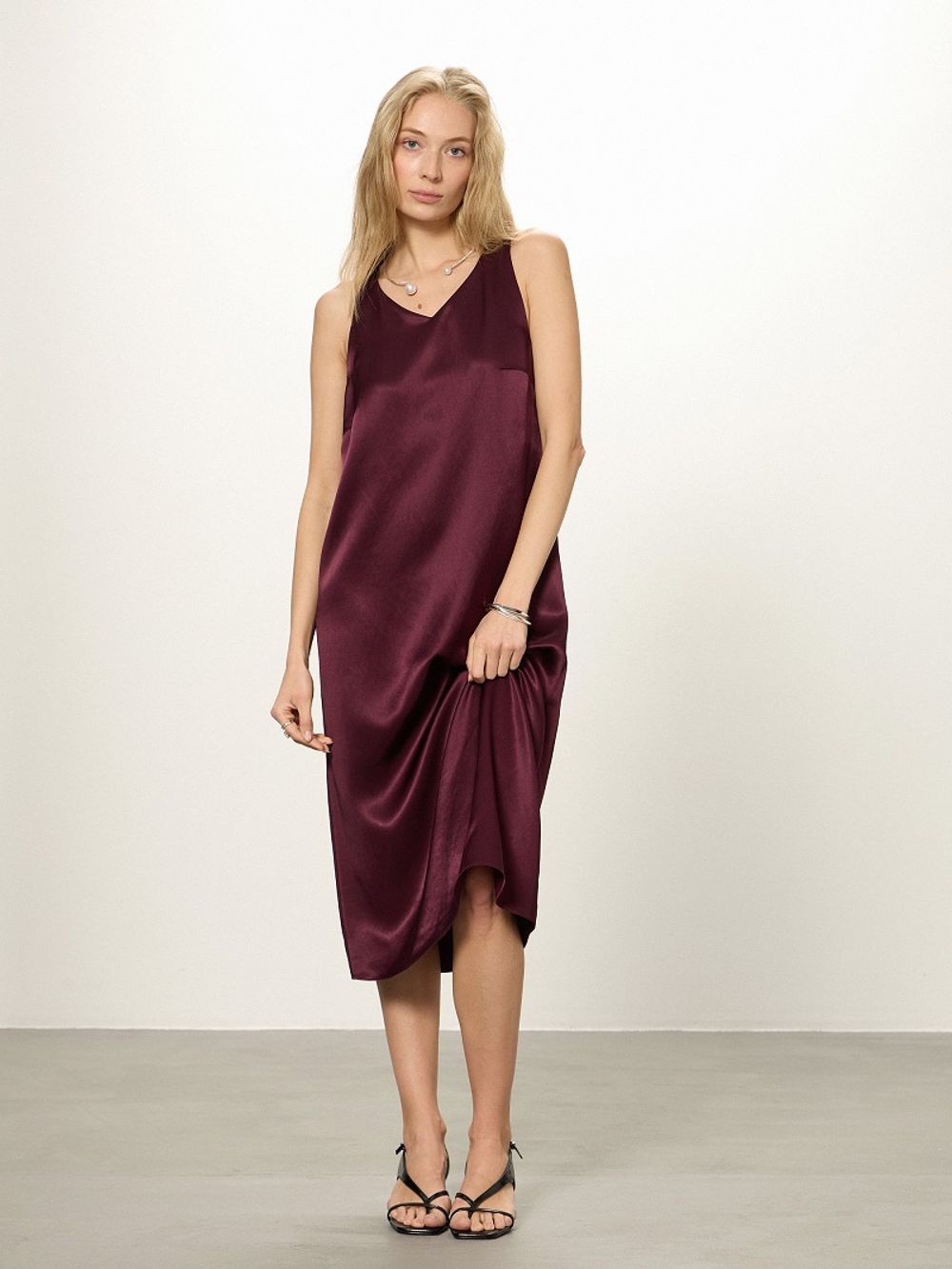 Платье бордо атлас