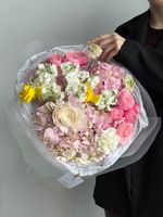 Сборный букет из розовой гортензии, нарциссов, кустовых пионовиднных роз, маттиолы и диантусов