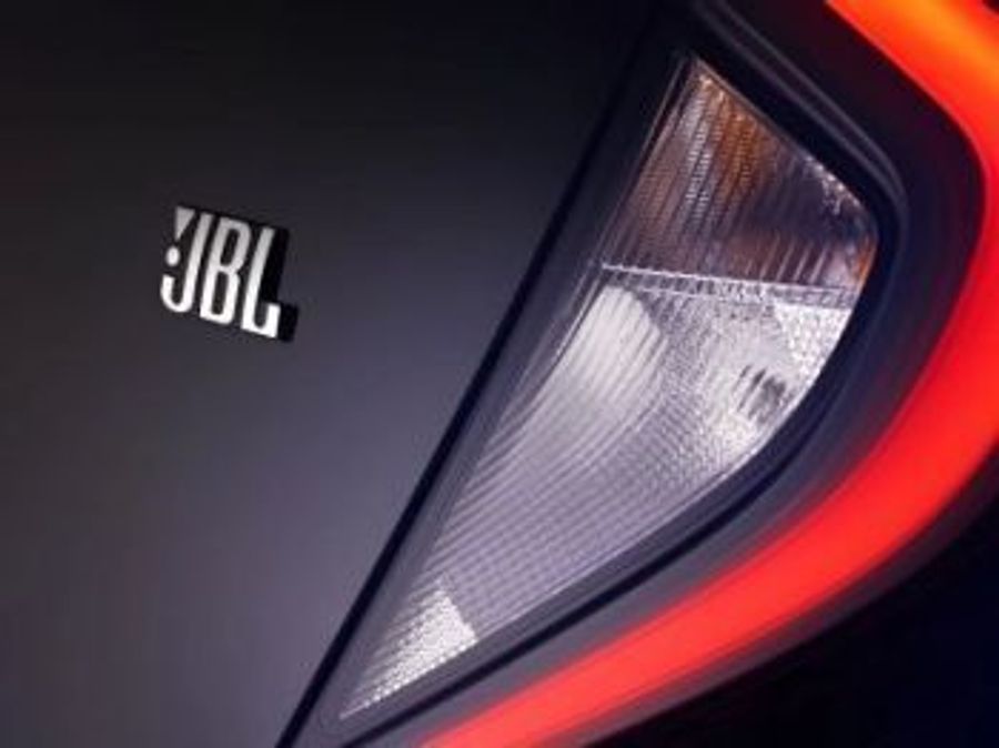 Toyota и JBL выпустили «музыкальный» автомобиль