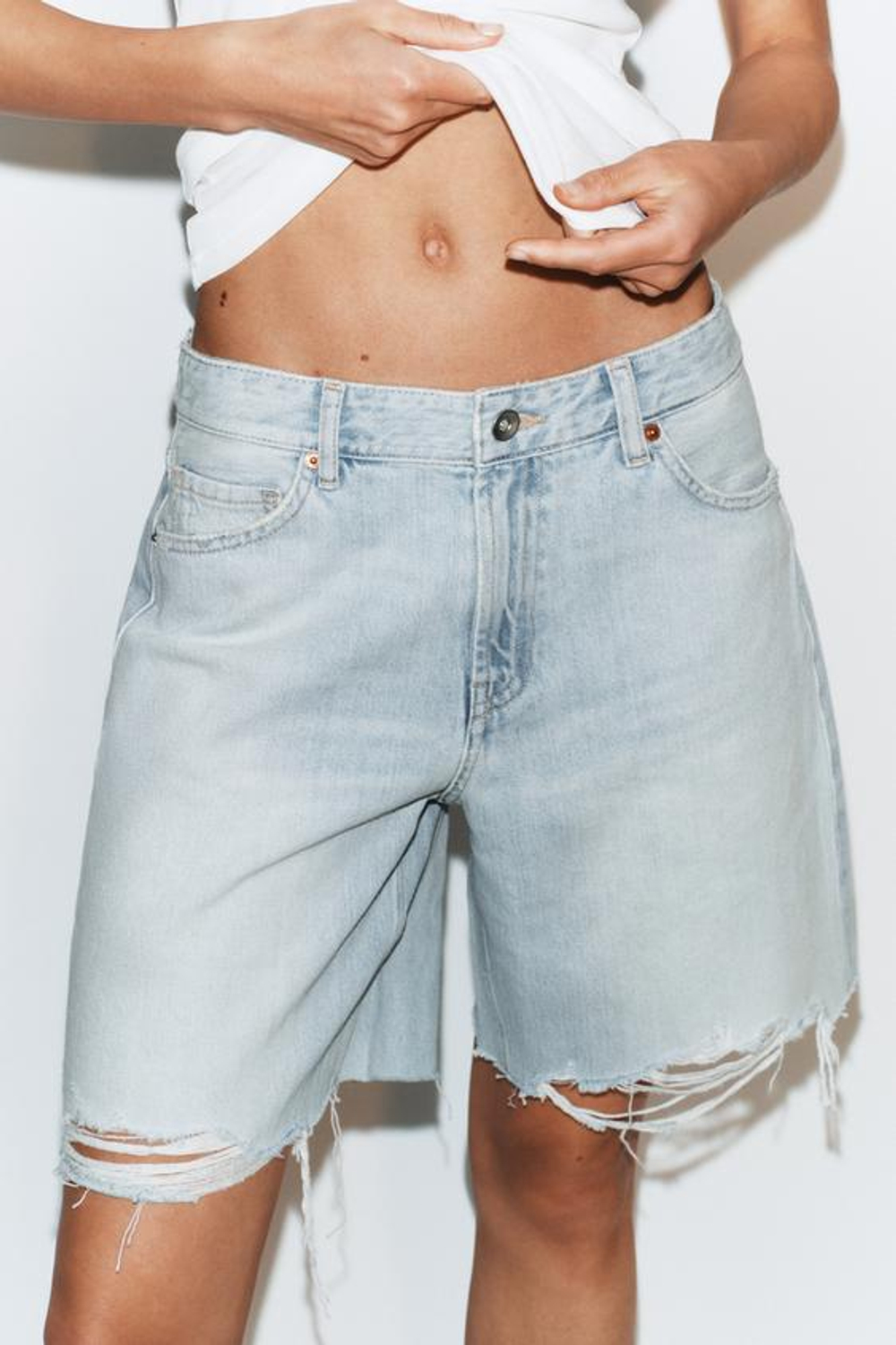 ZARA ДЖИНСОВЫЕ ШОРТЫ TRF СО СРЕДНЕЙ ПОСАДКОЙ, ГОЛУБОЙ