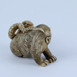 Нэцкэ Обезьяна и змея (мамонт)