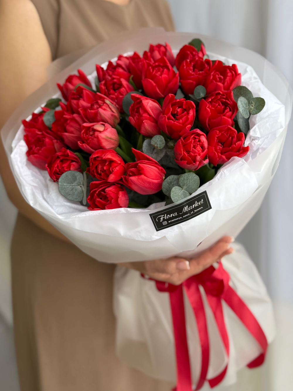 Пионовидные красные тюльпаны и эвкалипт в воздушном оформлении от Флора Маркет