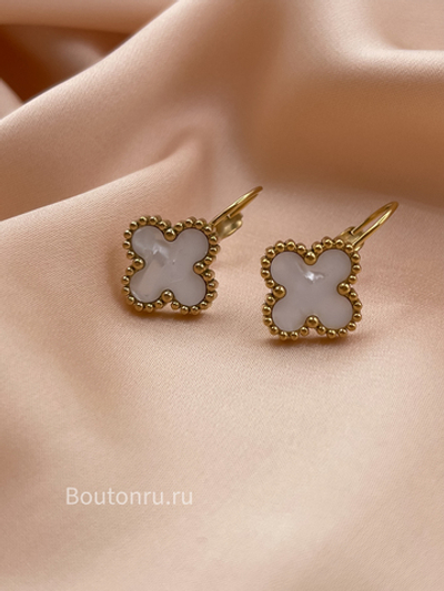 Серьги золотистые  белый клевер в стиле ван кл