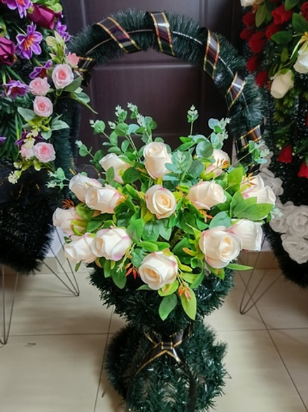 Корзина букет роз ( в ассортименте.)