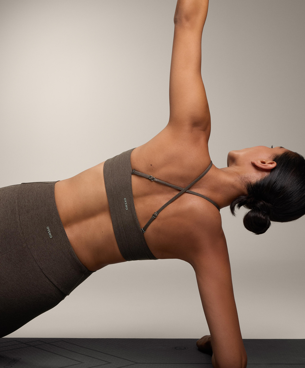 Oysho Спортивный бюстгальтер Comfortlux с перекрещивающимися бретелями и легкой поддержкой, коричневый меланж