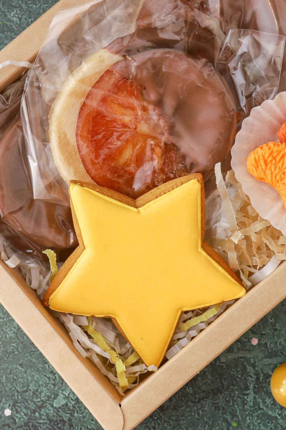 Три апельсина в шоколаде, три шоколадные дольки мандарина, пряник звезда 6см