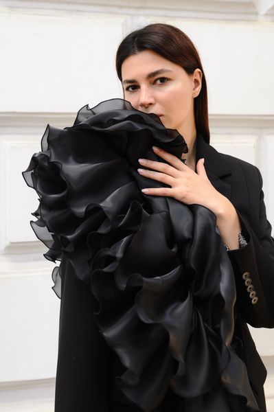 Чёрный двубортный жакет с декором «Зефир»