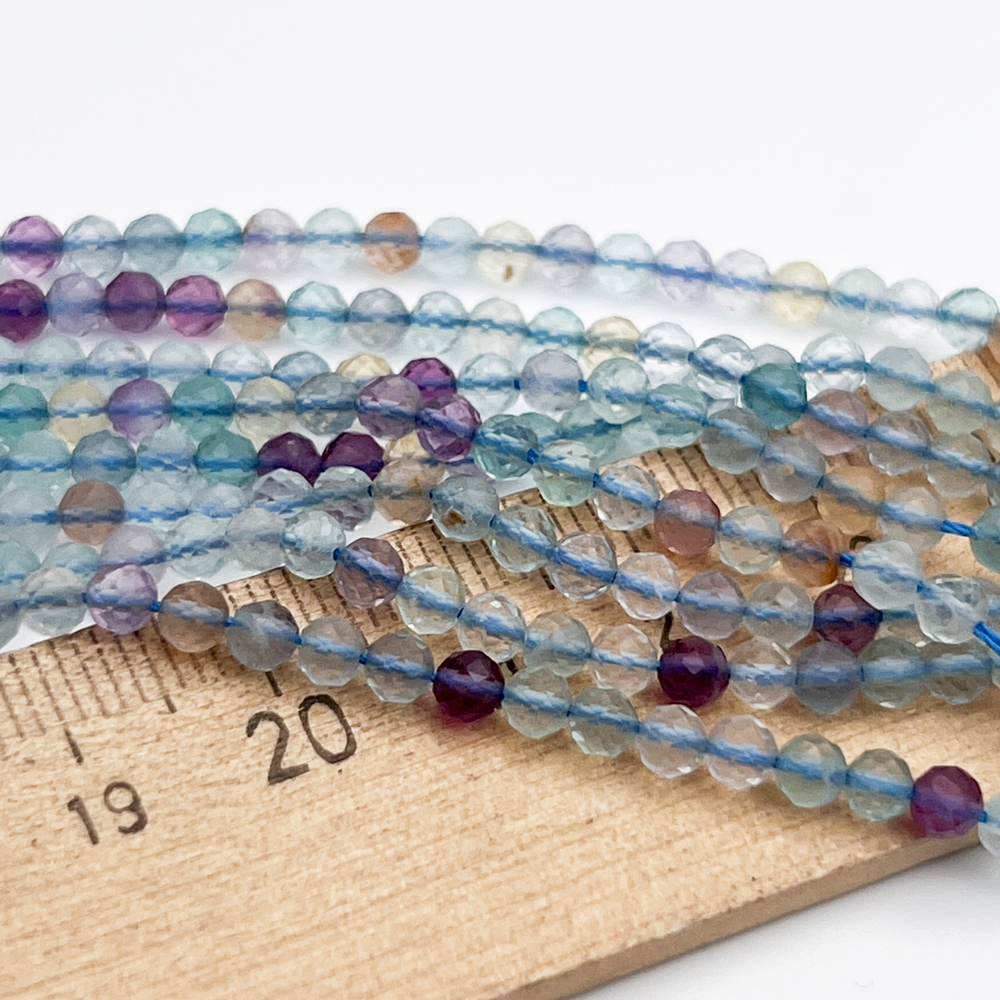 Флюорит граненый бусины, диаметр около 3,3-3,5 мм, цена за отрезок 19 см (1/2 нити)