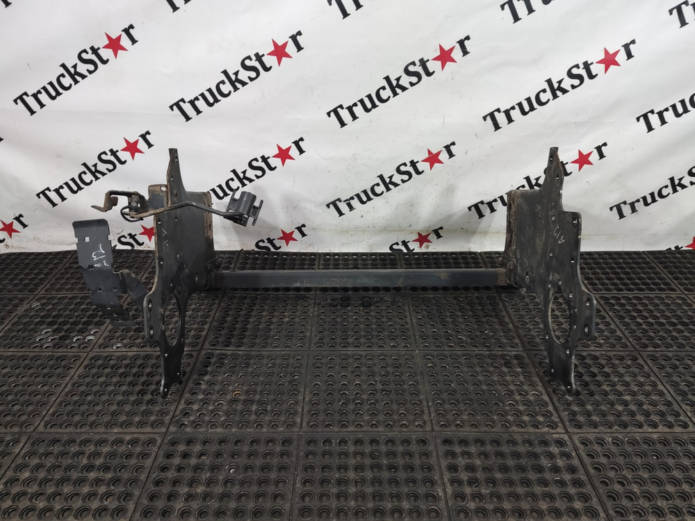 Усилитель переднего бампера в сборе