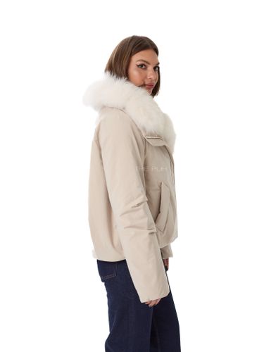 Короткая молочная парка с песцовым воротником