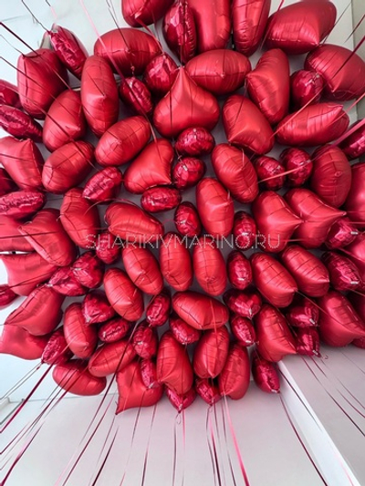 Красные фольгированные сердца на 14 февраля