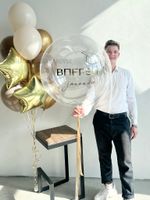 Молодой человек с воздушным шаром «Вперёд к знаниям» и праздничной композицией