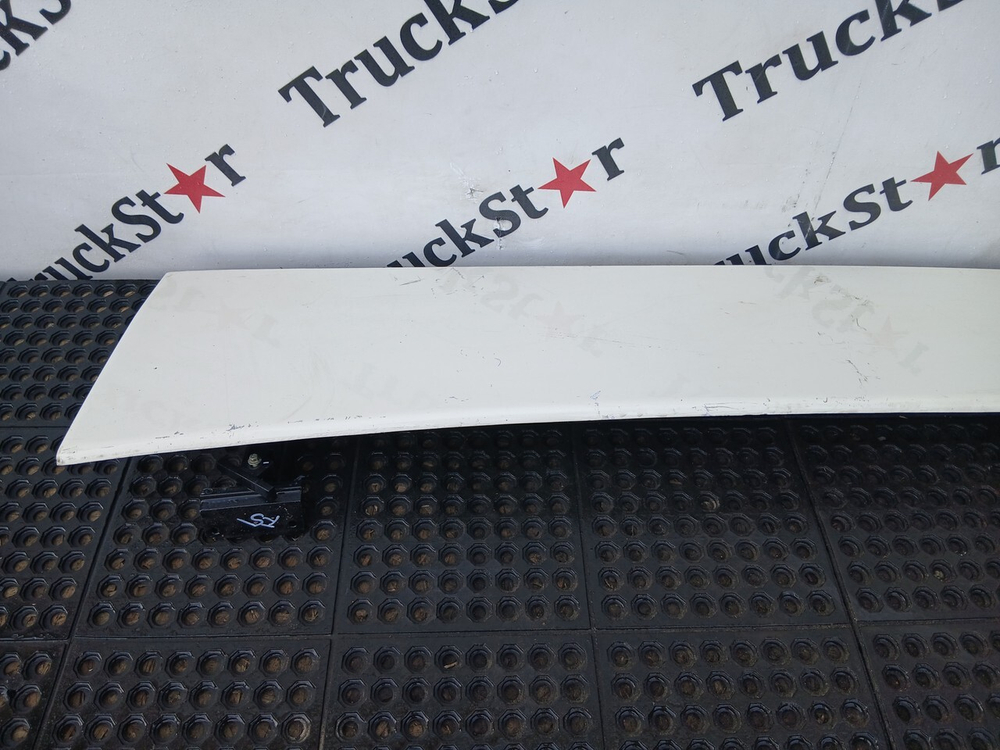 Спойлер кабины боковой левый 2023г