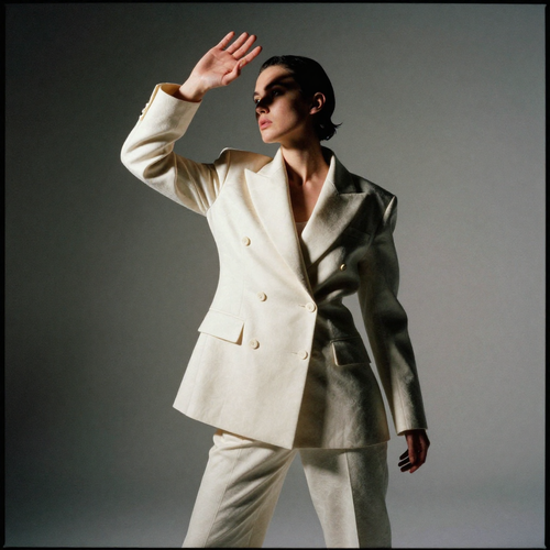 freepik__-conceptual-highfashion-editorial-photo-ultrareali__16456.png