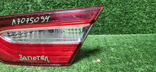 Фонарь правый внут Toyota Camry xv70 17-нв галоген
