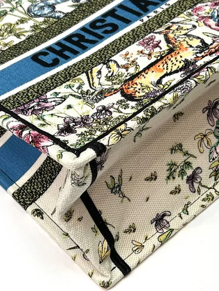 Сумка Dior Book Tote, модель среднего формата белый