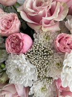 Сборный букет из хризантемы, белого лизиантуса, кустовой пионовидной розы и озотамнуса