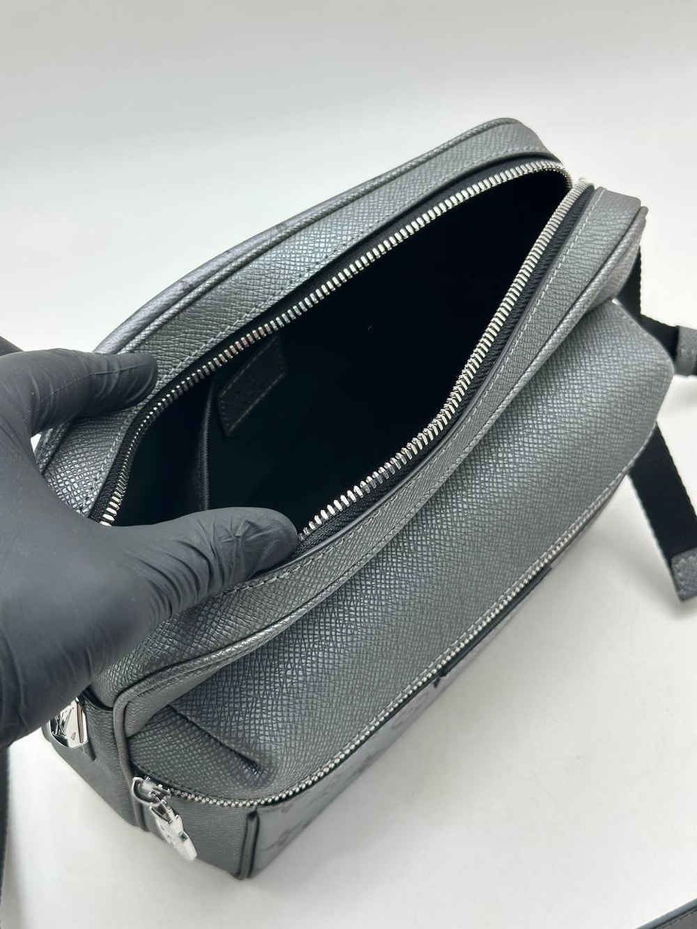 Сумка-мессенджер Louis Vuitton